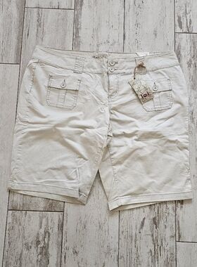 L.E.I. Women's Cream Casual Button-Front Shorts 22 Plus